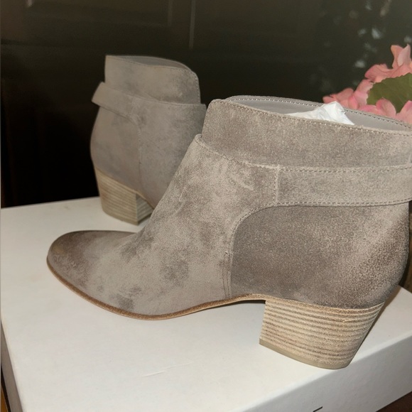 VINCE Harriet Limestone Suede Ankle Boots (SIZE 6.5) - Picture 2 of 4